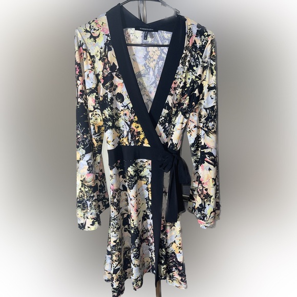 BCBG Max Azria Kimono Wrap Mini Dress Bell Sleeves Floral Design Size XSmall - Picture 3 of 7